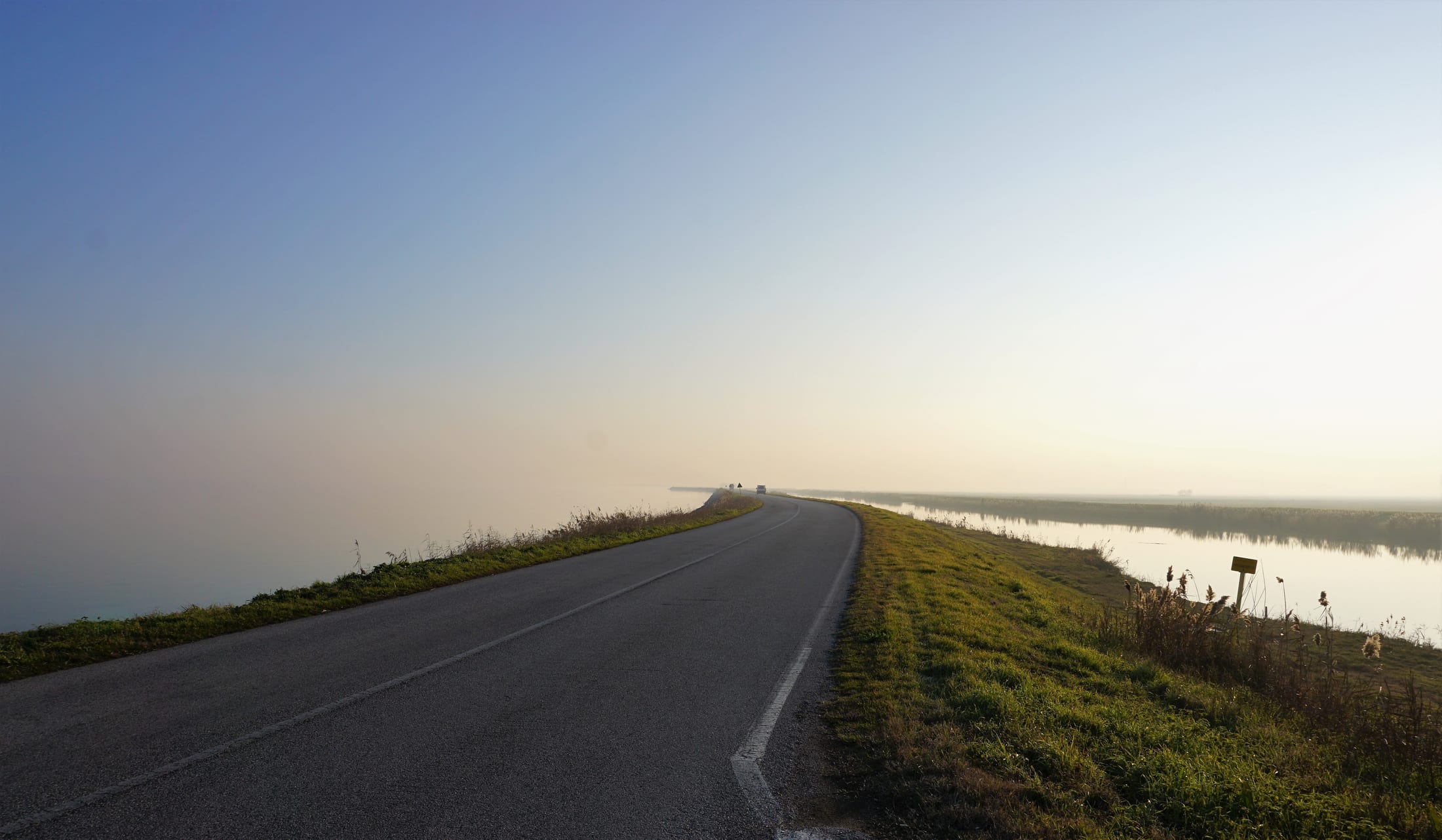 L'argine del Delta nella foschia dorata del mattino