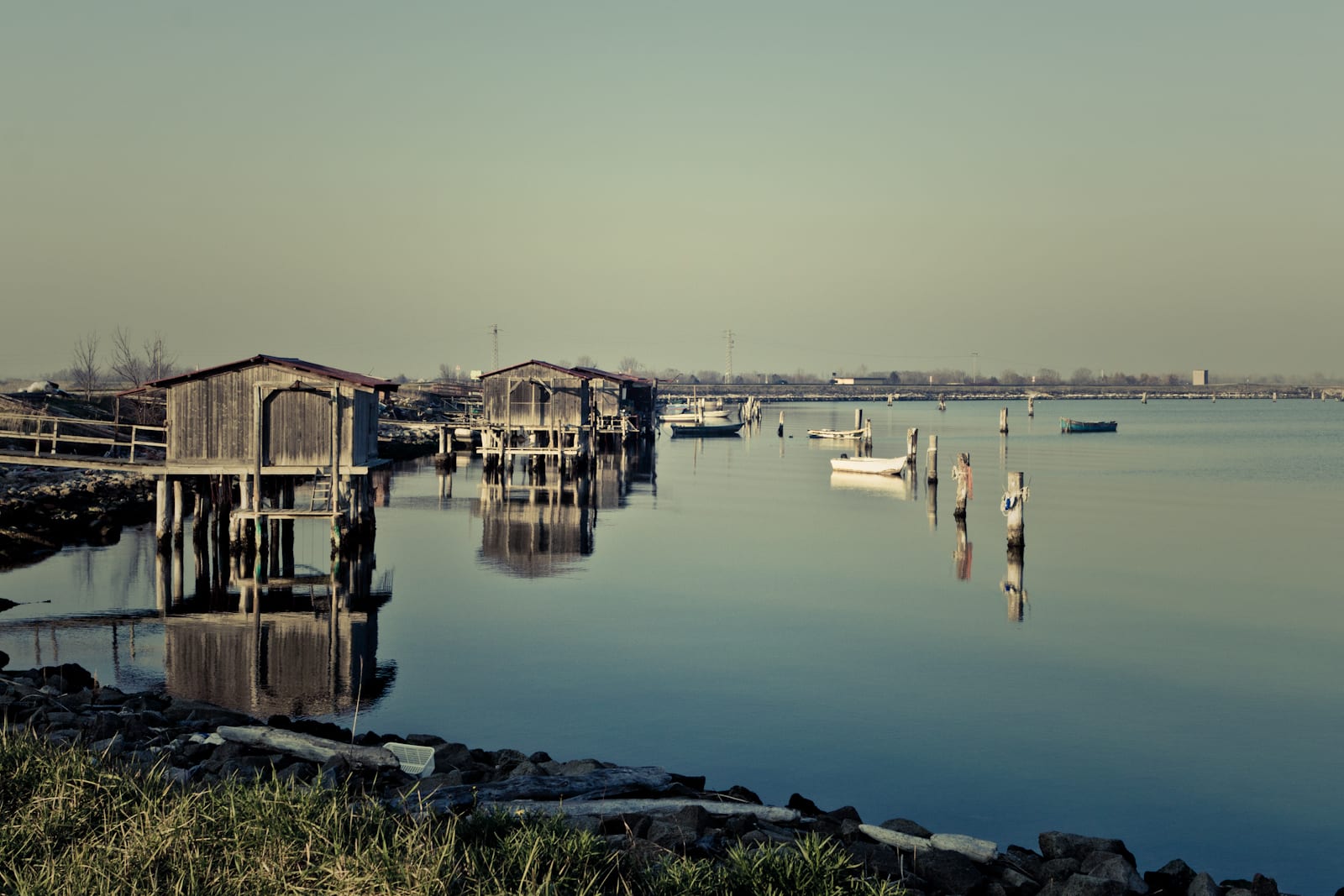 I casoni dei pescatori sull'acqua calma del Delta