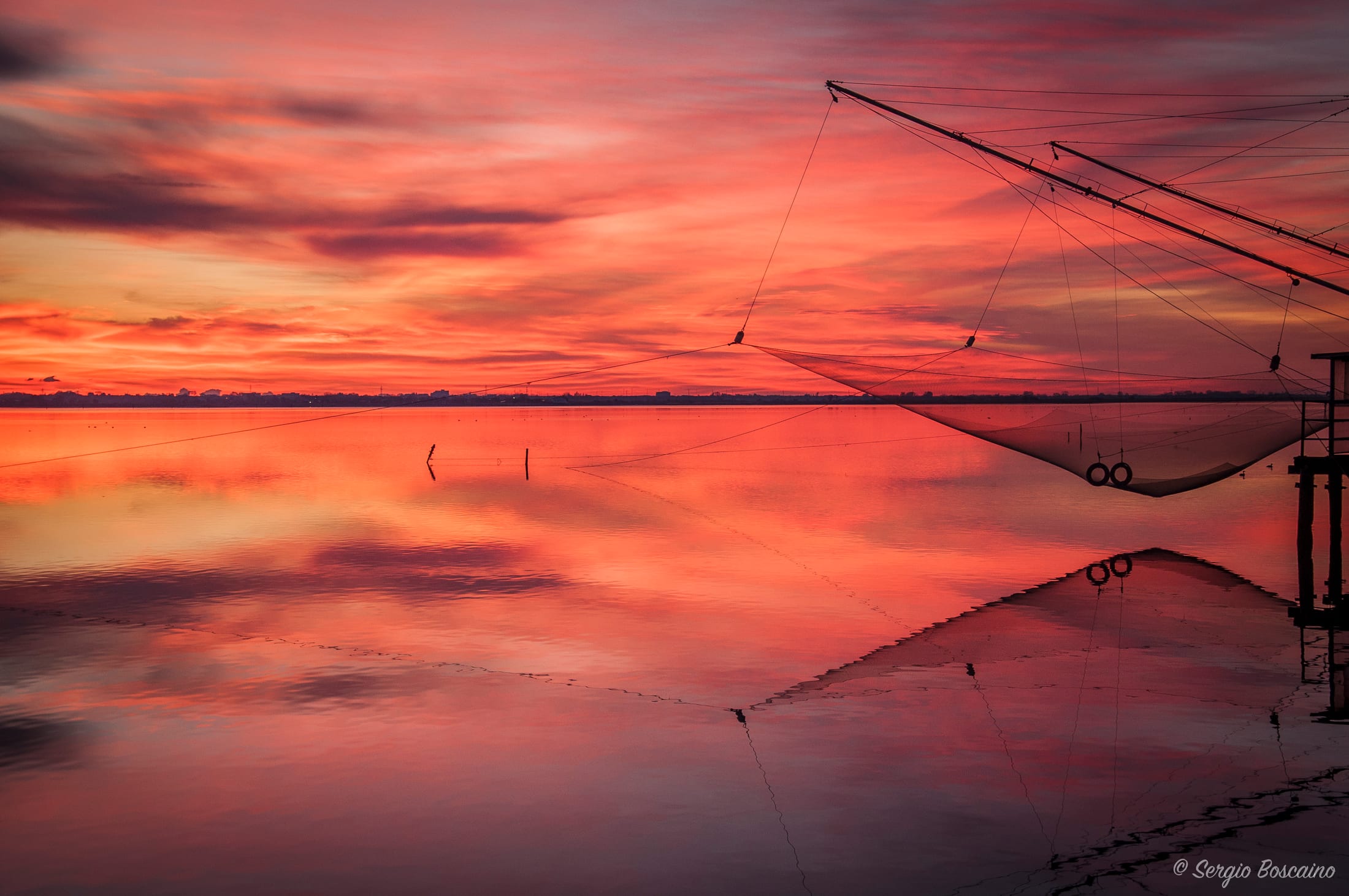 Il cielo che si infiamma sulla laguna del Delta